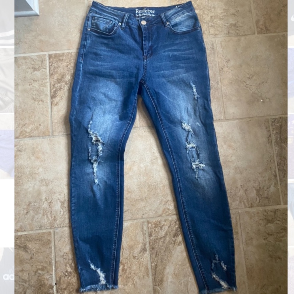 Women’s dark wash distressed skinny jeans